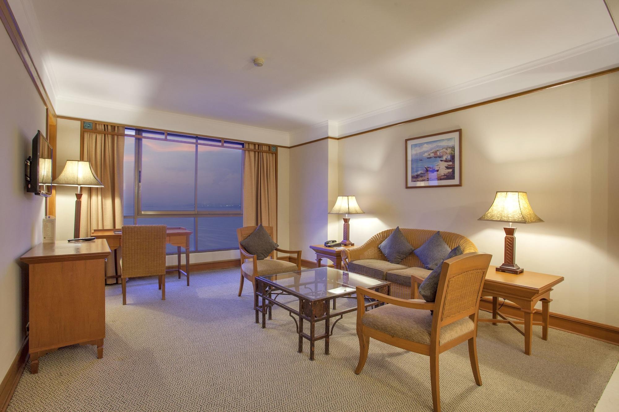 Cholchan Pattaya Beach Resort - Sha Extra Plus Kültér fotó A suite at the Hilton Tokyo