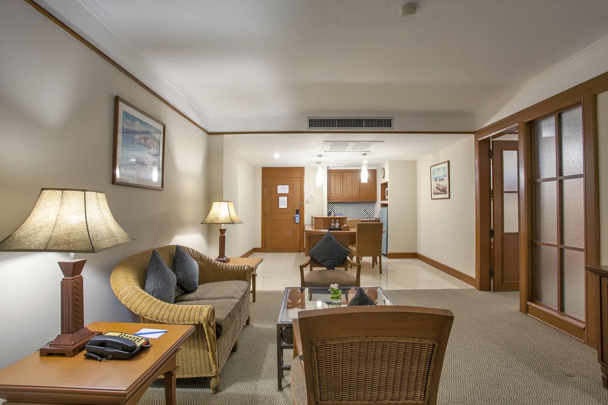Cholchan Pattaya Beach Resort - Sha Extra Plus Kültér fotó A typical suite at the Royal Garden Villas