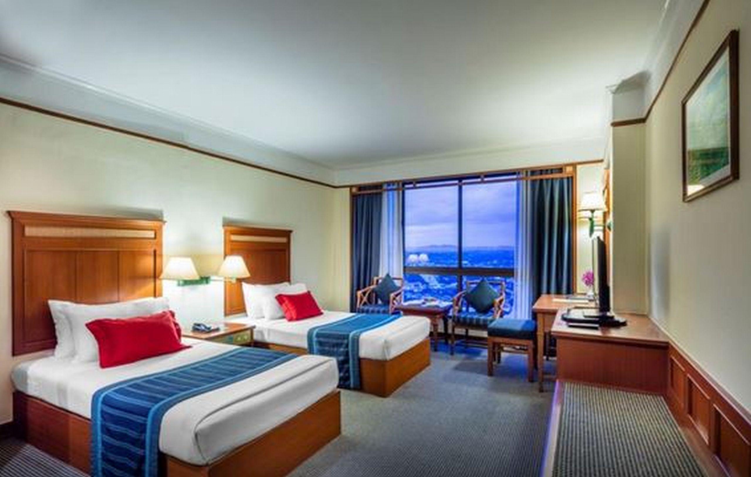 Cholchan Pattaya Beach Resort - Sha Extra Plus Kültér fotó Deluxe Room