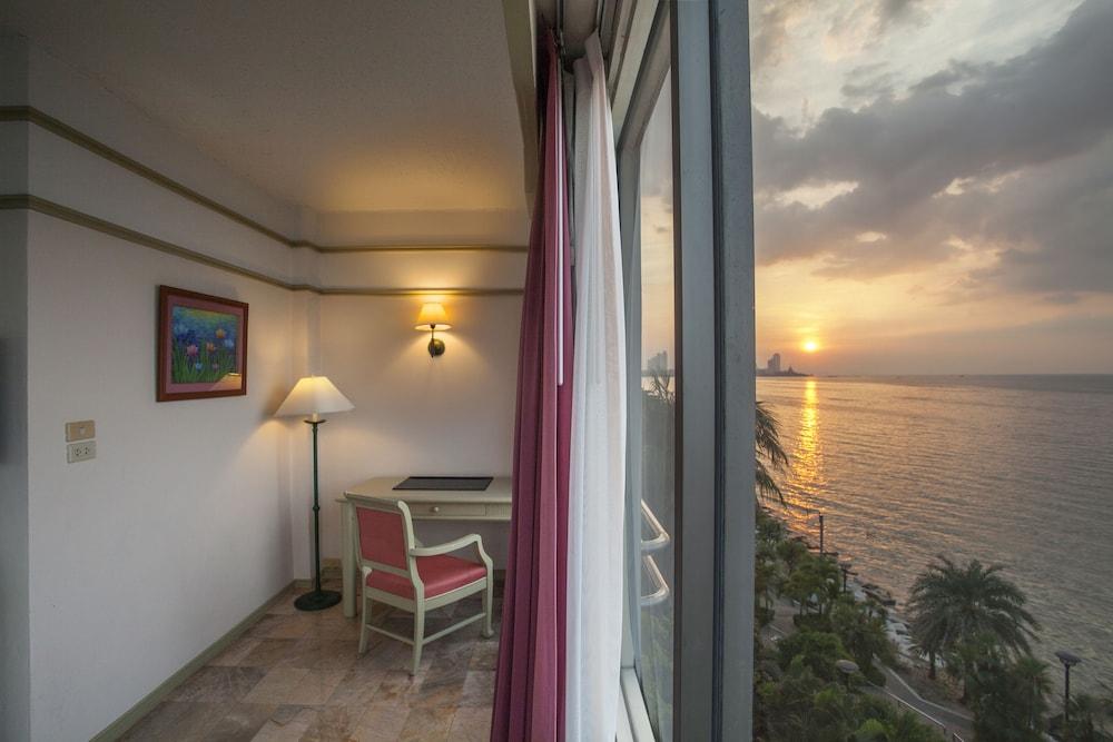 Cholchan Pattaya Beach Resort - Sha Extra Plus Kültér fotó A room at the hotel