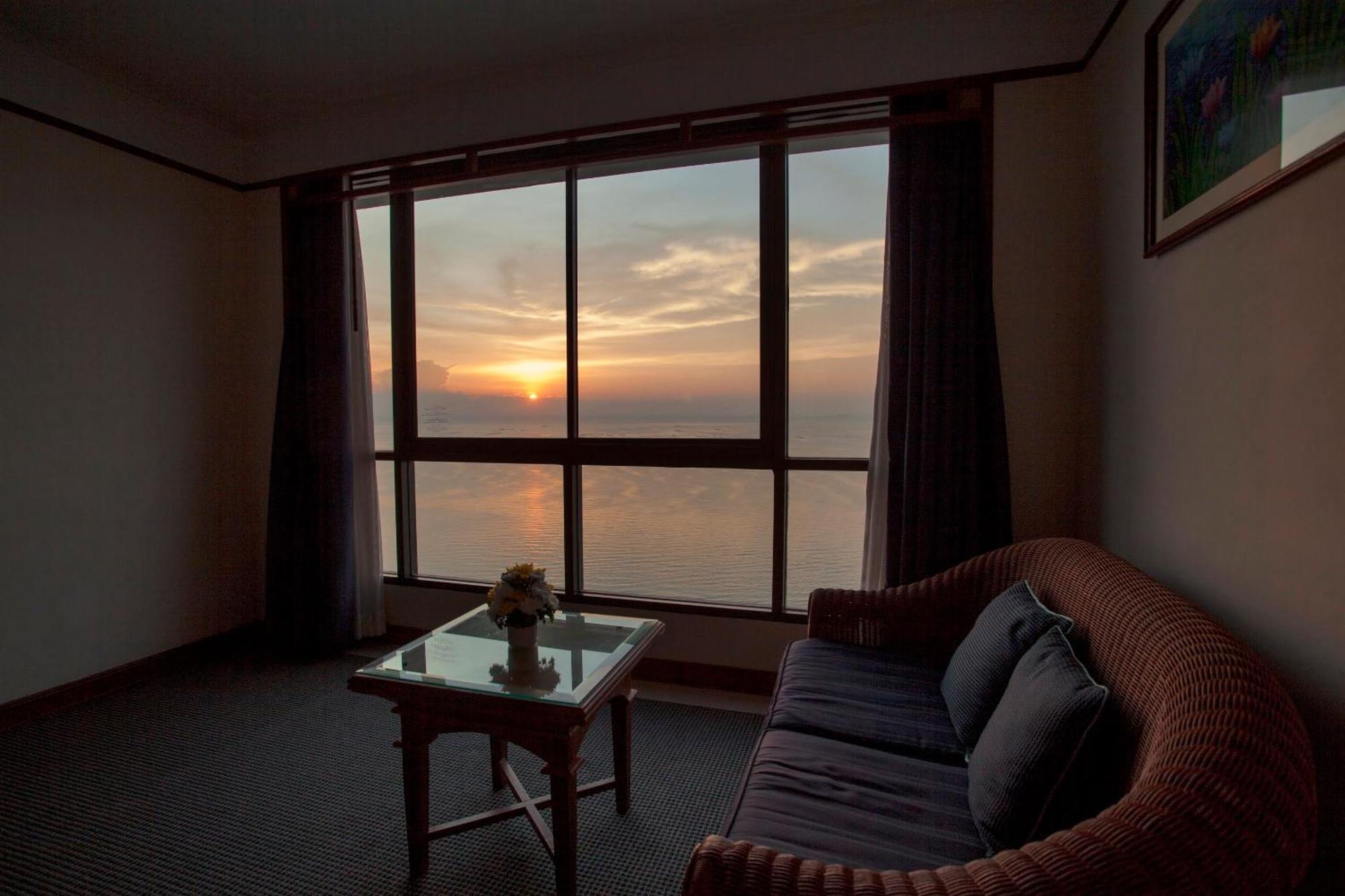 Cholchan Pattaya Beach Resort - Sha Extra Plus Szoba fotó Sunset view from a room at the hotel