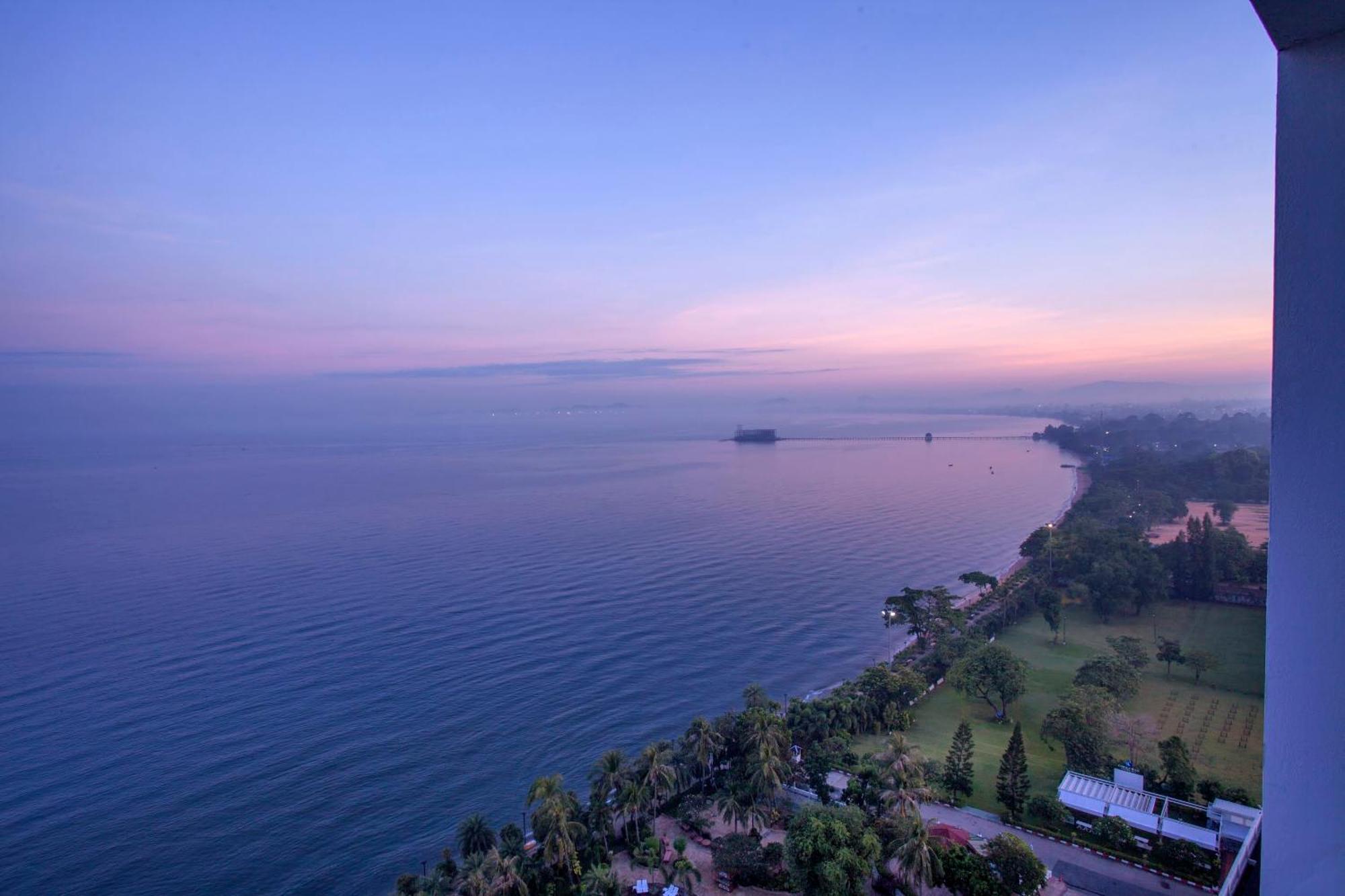 Cholchan Pattaya Beach Resort - Sha Extra Plus Szoba fotó View of the Gulf of Naples from the hotel
