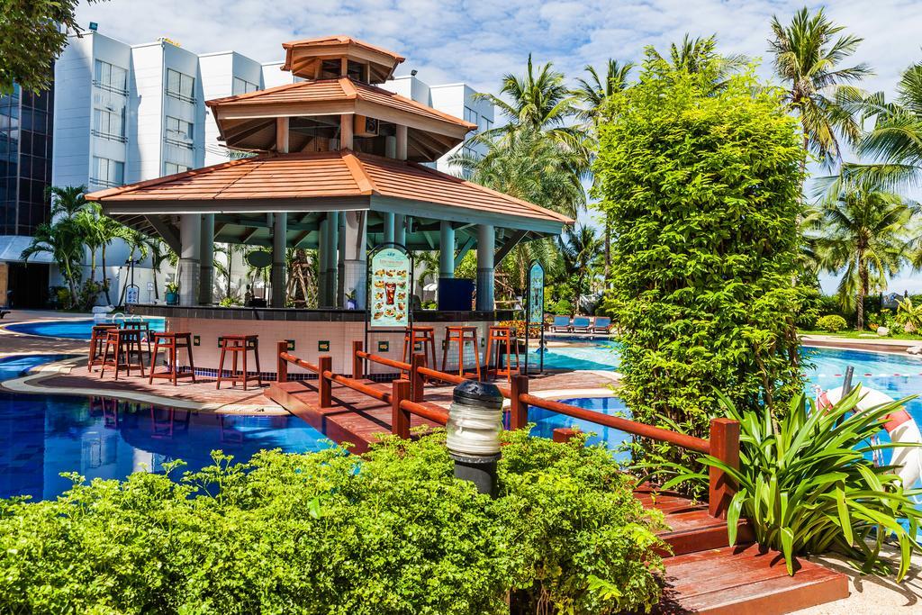 Cholchan Pattaya Beach Resort - Sha Extra Plus Kültér fotó The swimming pool at the Royal Paradise Hotel & Spa
