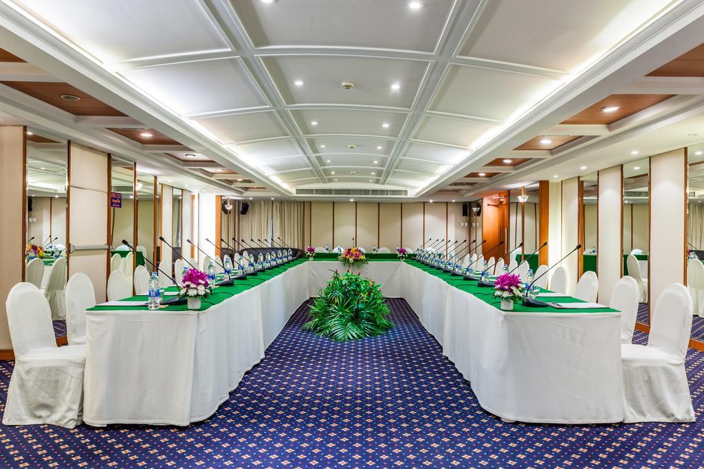 Cholchan Pattaya Beach Resort - Sha Extra Plus Kültér fotó U-shaped table layout
