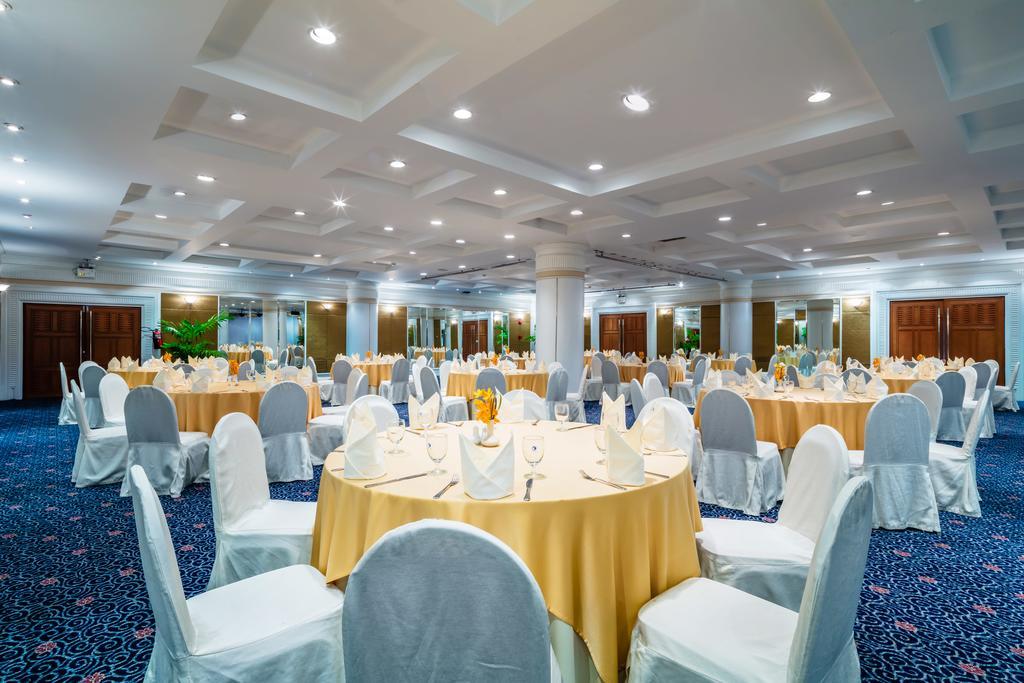 Cholchan Pattaya Beach Resort - Sha Extra Plus Kültér fotó The ballroom