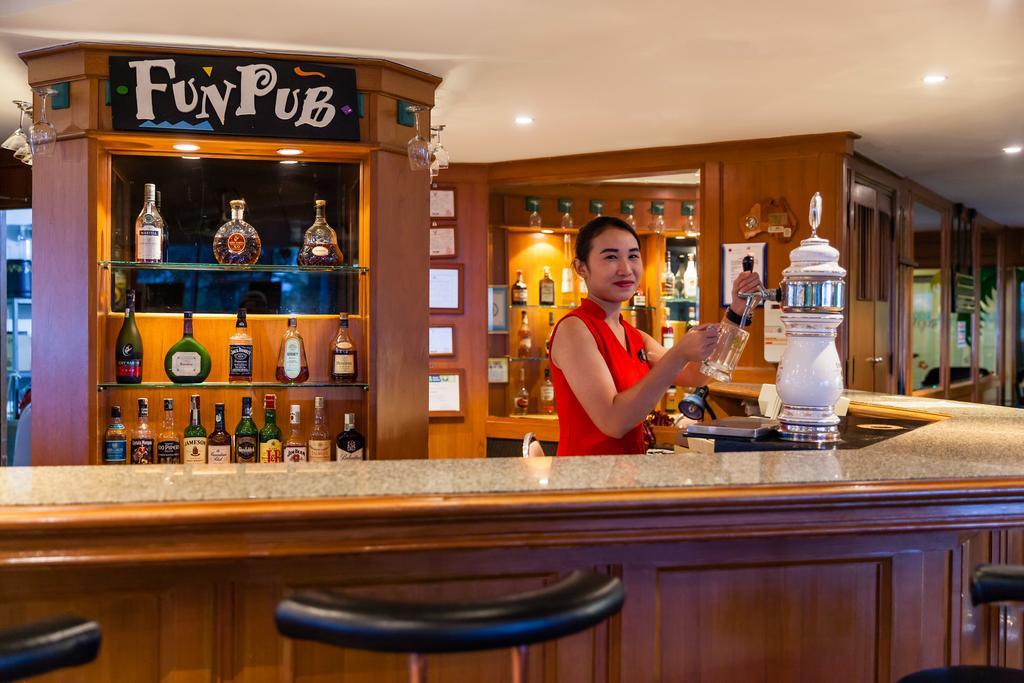 Cholchan Pattaya Beach Resort - Sha Extra Plus Kültér fotó A bar in a cruise ship