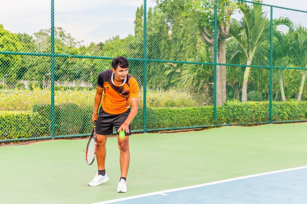 Cholchan Pattaya Beach Resort - Sha Extra Plus Kültér fotó Tennis