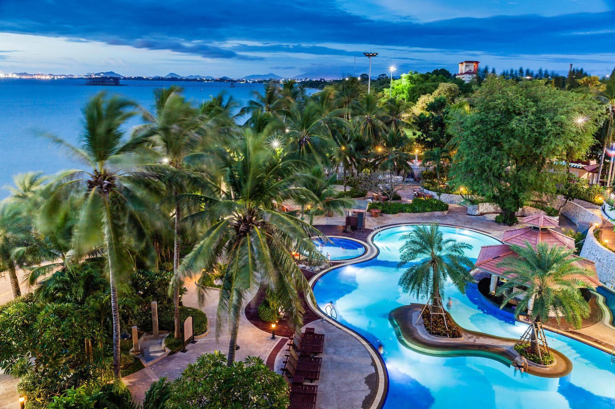 Cholchan Pattaya Beach Resort - Sha Extra Plus Kültér fotó The pool at the Royal Paradise Hotel & Spa