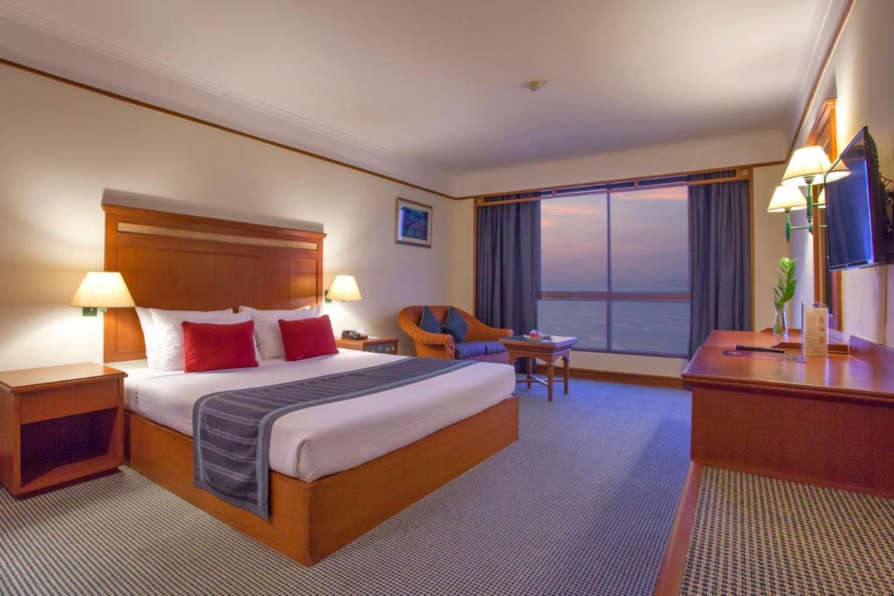 Cholchan Pattaya Beach Resort - Sha Extra Plus Kültér fotó A room at the hotel
