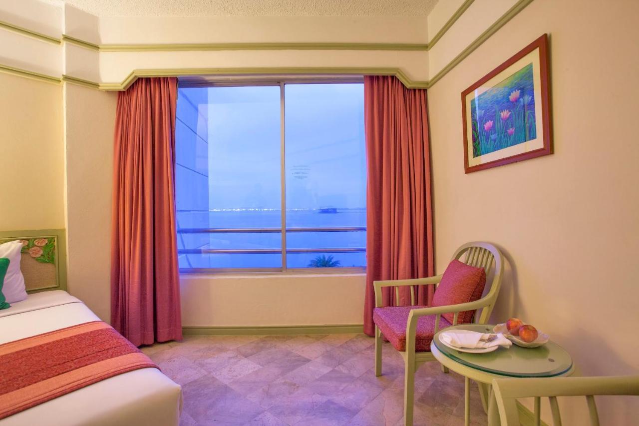 Cholchan Pattaya Beach Resort - Sha Extra Plus Kültér fotó A room at the hotel