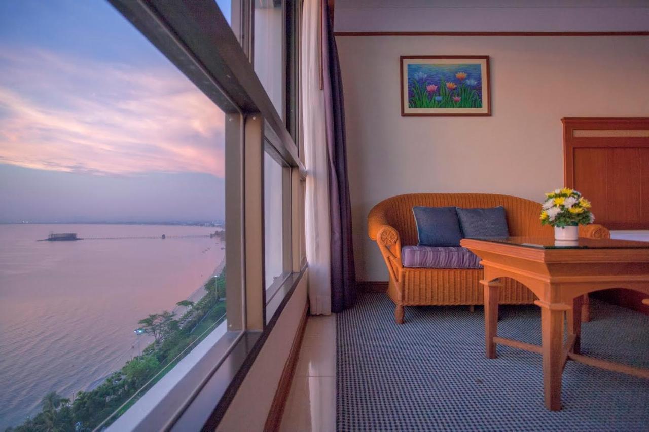 Cholchan Pattaya Beach Resort - Sha Extra Plus Kültér fotó A room at the hotel