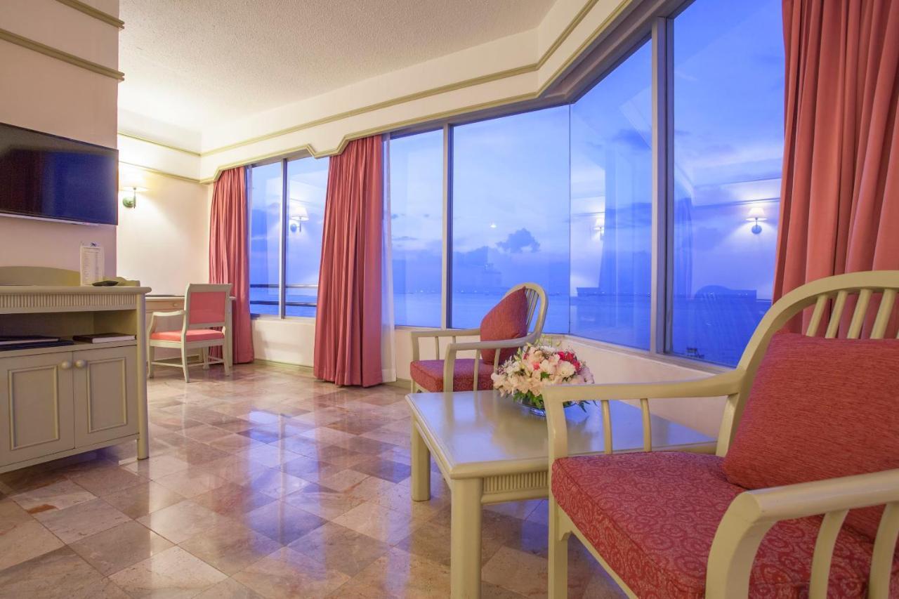 Cholchan Pattaya Beach Resort - Sha Extra Plus Kültér fotó A suite at the Grand Hotel