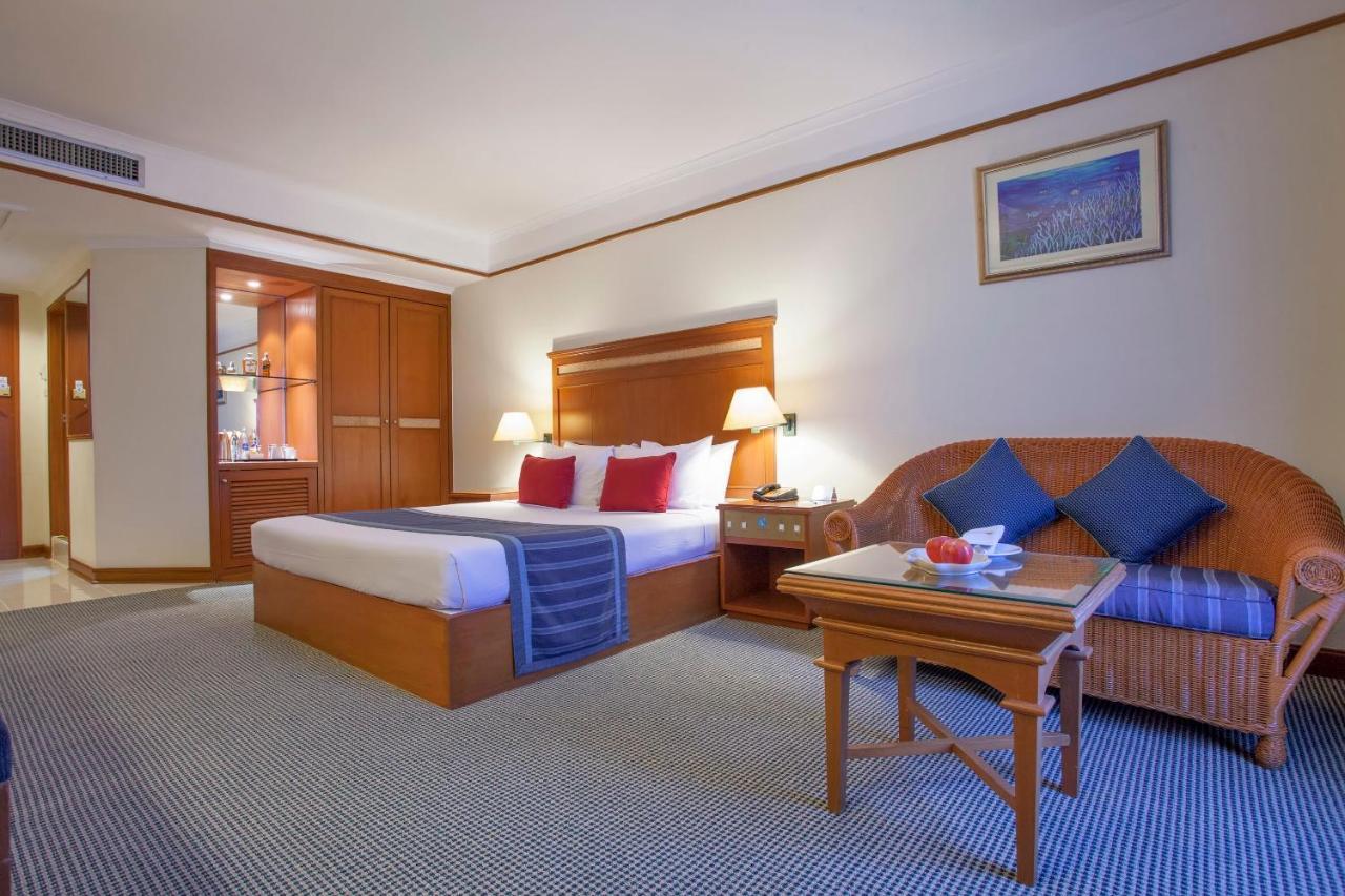 Cholchan Pattaya Beach Resort - Sha Extra Plus Kültér fotó A room at the hotel