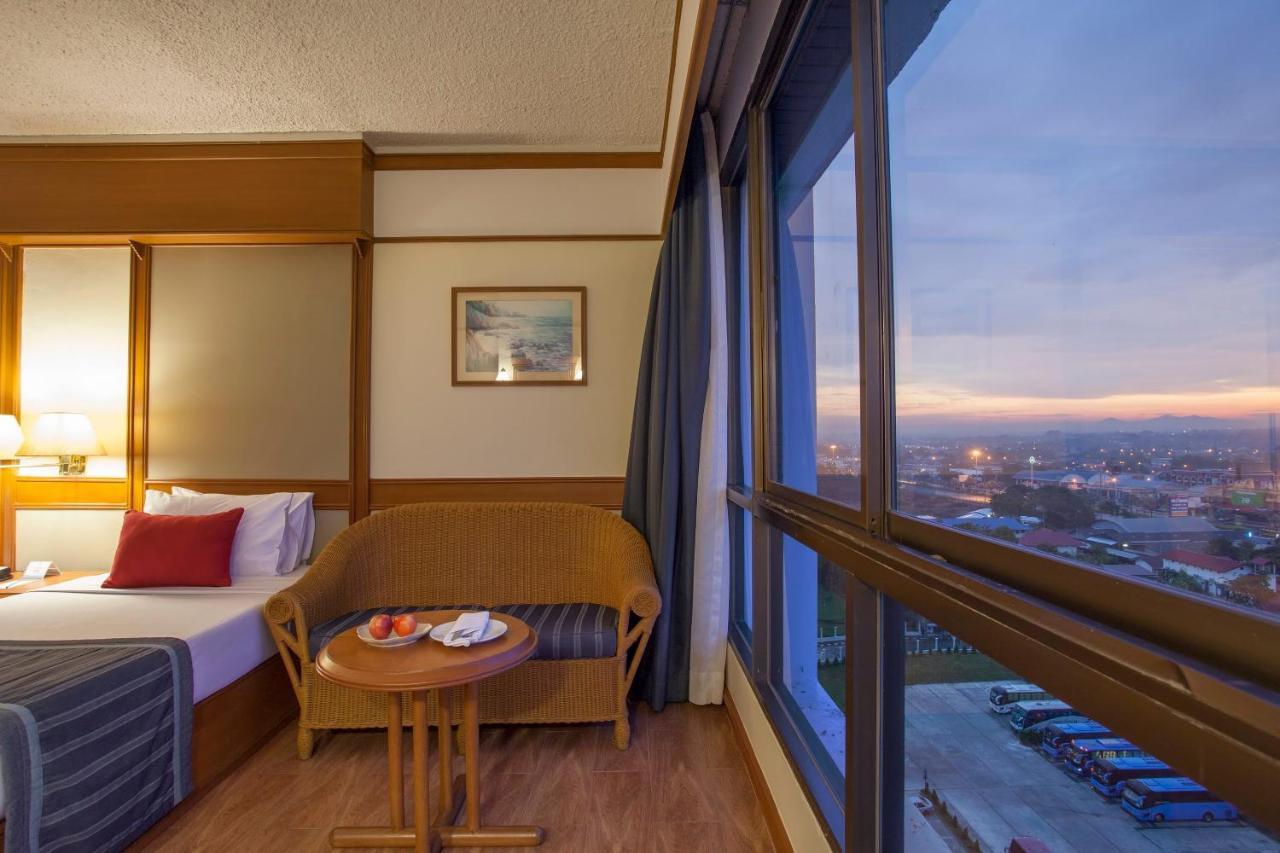 Cholchan Pattaya Beach Resort - Sha Extra Plus Kültér fotó Deluxe Room